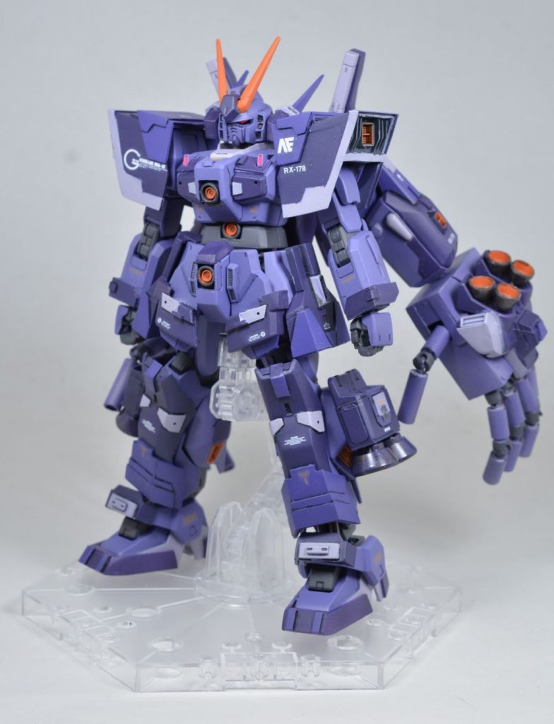 全身です。RIVIVE版のガンダムMk-Ⅱをベースにプラ板で追加装甲を盛ったり、旧MG ガンダムMk-Ⅱのパーツをミキシングしたりしています。