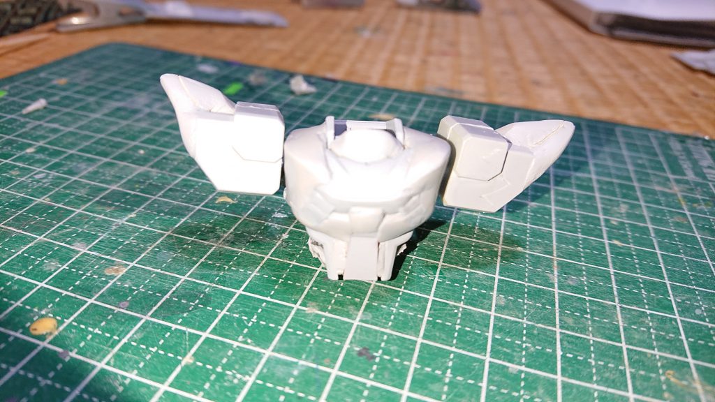 今回は基本的にパテによる造形を試みました。胸の部分は、30mmのシェルノヴァのパーツを流用しています。