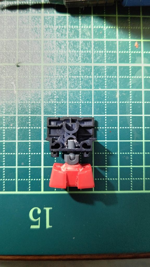 かなり強引にボールジョイントを仕込みました。