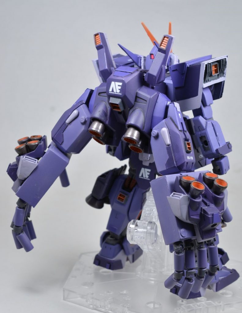 背面です。バックパックは旧MG ガンダムMk-Ⅱのものベースにしています。馬鹿でかい手のひらはプラ板、プラパイプ、関節技の組み合わせです。