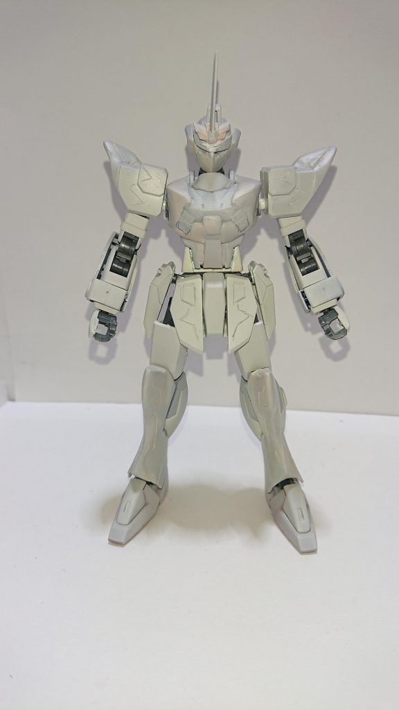 サフ吹き時。ここからは胴体の曲線染みた形に合わせ、肩の付け根部分をヤスリがけして丸くしました。スネはこれだけだと物足りない気がしたので、ストライクノワールの膝パーツを後に付けることに。あとちなみに、ノワールのアンテナを切り取り、角の土台としても流用しています。余談ですが、身体の紅ラインはスジ彫りを施した上でペイントしています。 塗りの細かいところにまだ雑さが残るのが反省点ですね。あと形が左右非対称になってるところとか。ですがダガーLのシンプルなデザインのおかげで、今回はいろいろ挑戦を試みることができた作品になりましたw