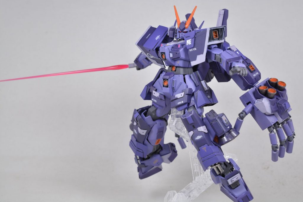 武装にはおなじみのビームサーベル。ガンダムMk-Ⅱのものをそのまま流用しています。