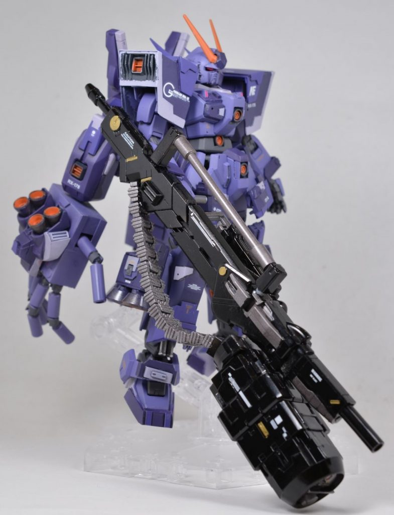 ガンダムMk-ⅡサイズにIフィールド発生装置を積めなかったため、シスクードの装備であるIフィールドランチャーを持たせました。MSG バーストレールガン、ベルトリンク、リボルバーランチャー、HGBC チェンジリングライフルを組み合わせて作りました。