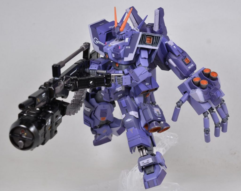 シスクードの画像を参考に、両手で構えられるようにしてみました。肩が重さに負けるのはご愛敬。