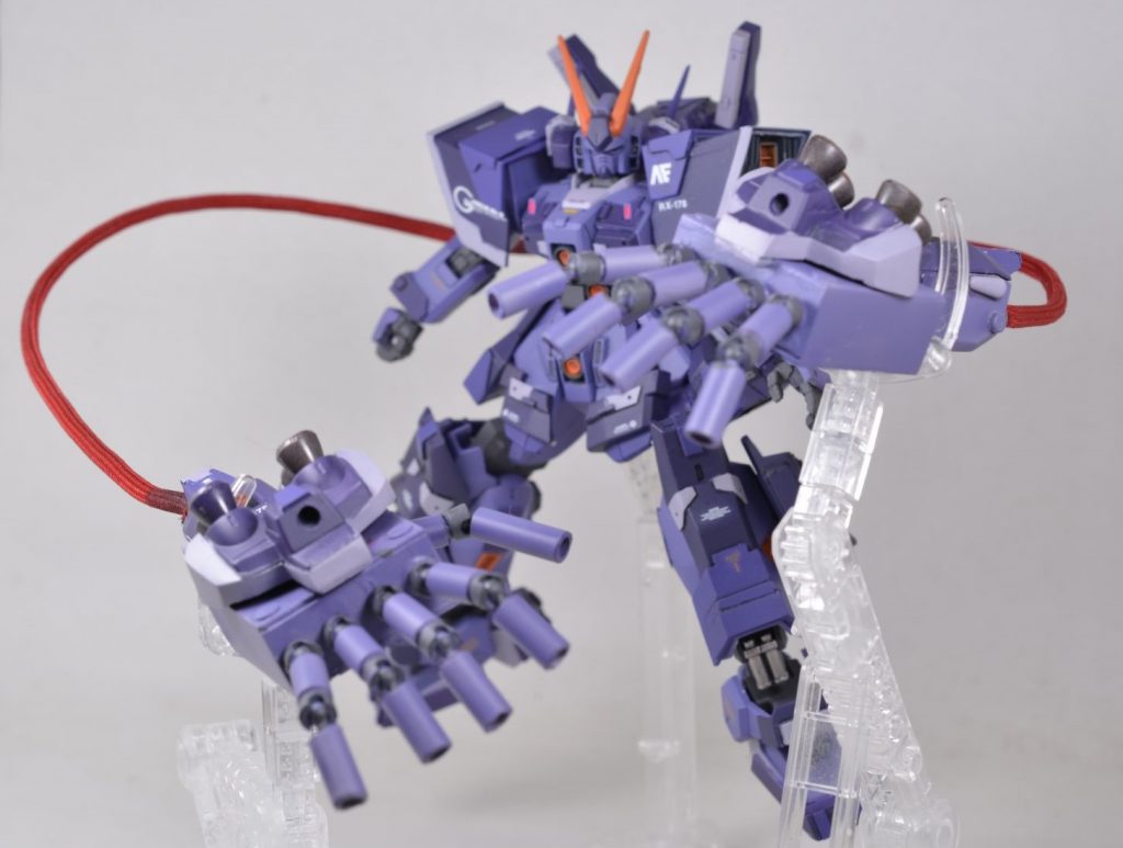 背中の馬鹿でかい手は有線式サイコミュ兵器「サイコ・アームズ」です。サイコガンダムMk-Ⅱの腕をAE社が研究し再現した兵装です。指からビームが出ます。