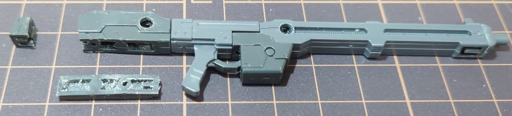 システムウェポンキット002のビーム・ライフルの改造中の一枚。MSGのベルトとドレームが付けられるように3mmの穴を側面に開けています。また、このままではアッシマーに持たせた際に、後部と腕が干渉するので、一部を切り詰めて持たせられるように改造しています。