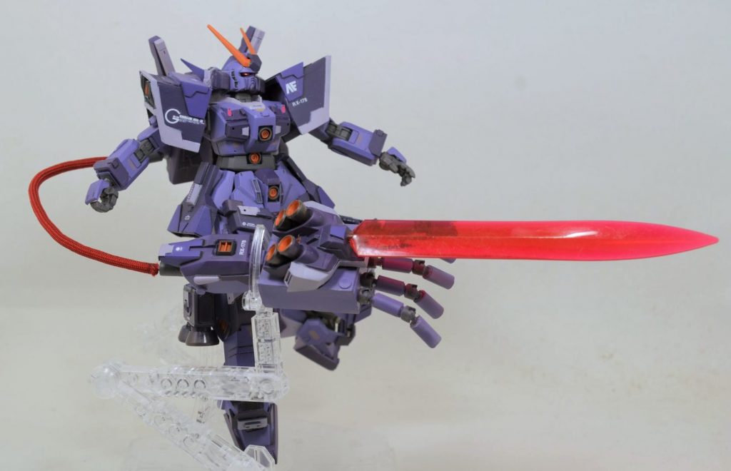 サイコガンダムMk-Ⅱの腕を再現したためサイコミュ式ビーム・ソードも展開可能です。