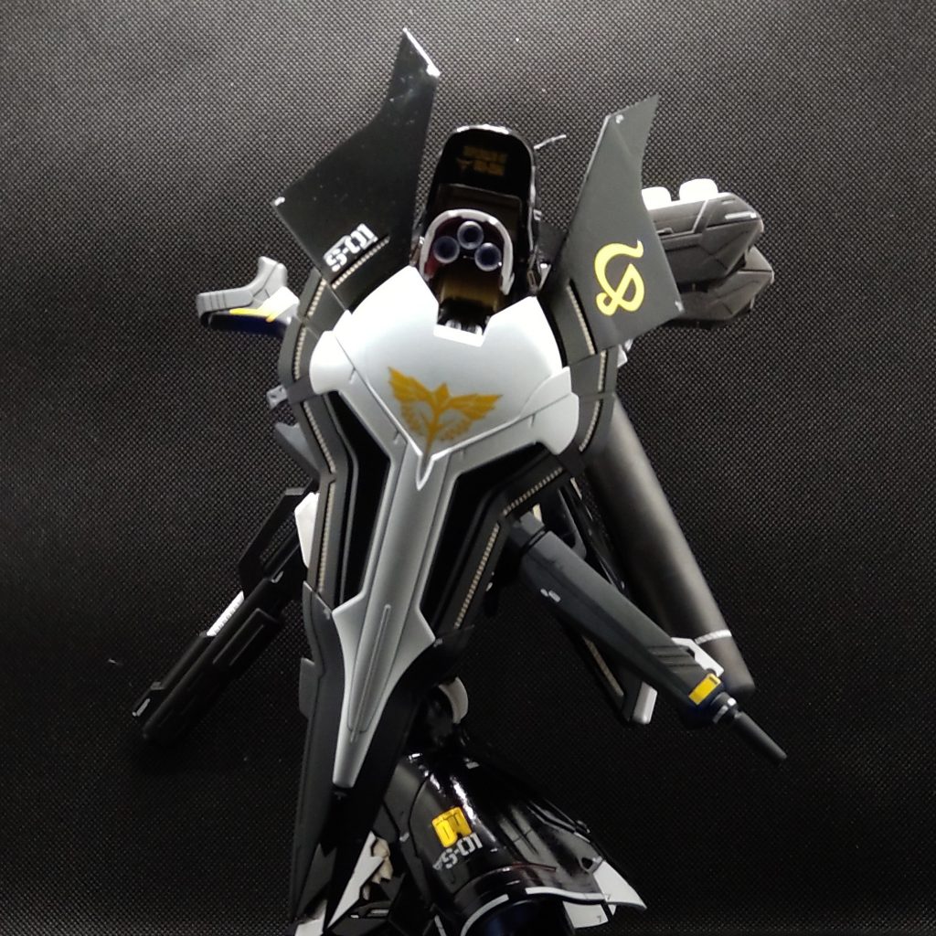 盾を延長してより大きくしました。今回はこの盾の改造が一番苦労したと思います。その分納得いくできに仕上がりました!