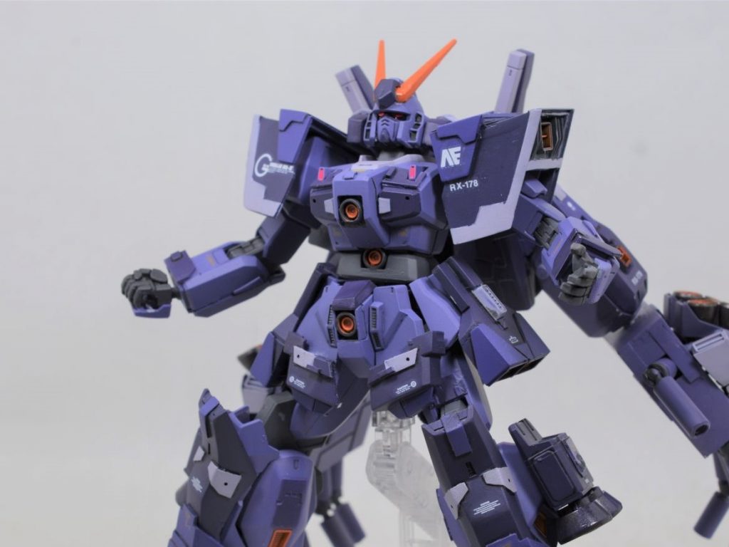 腹部から腰部にかけて、サイコガンダムと同じく3連装拡散メガ粒子砲を装備しています。