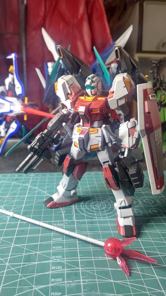 基本はこちらのジムヘッドになります。アナハイムや連邦の意向で、相手に与える戦術的圧迫感や、味方への士気高揚を目的として、フェイク・ガンダム・ヘッドがつけられている。という、妄想設定です。