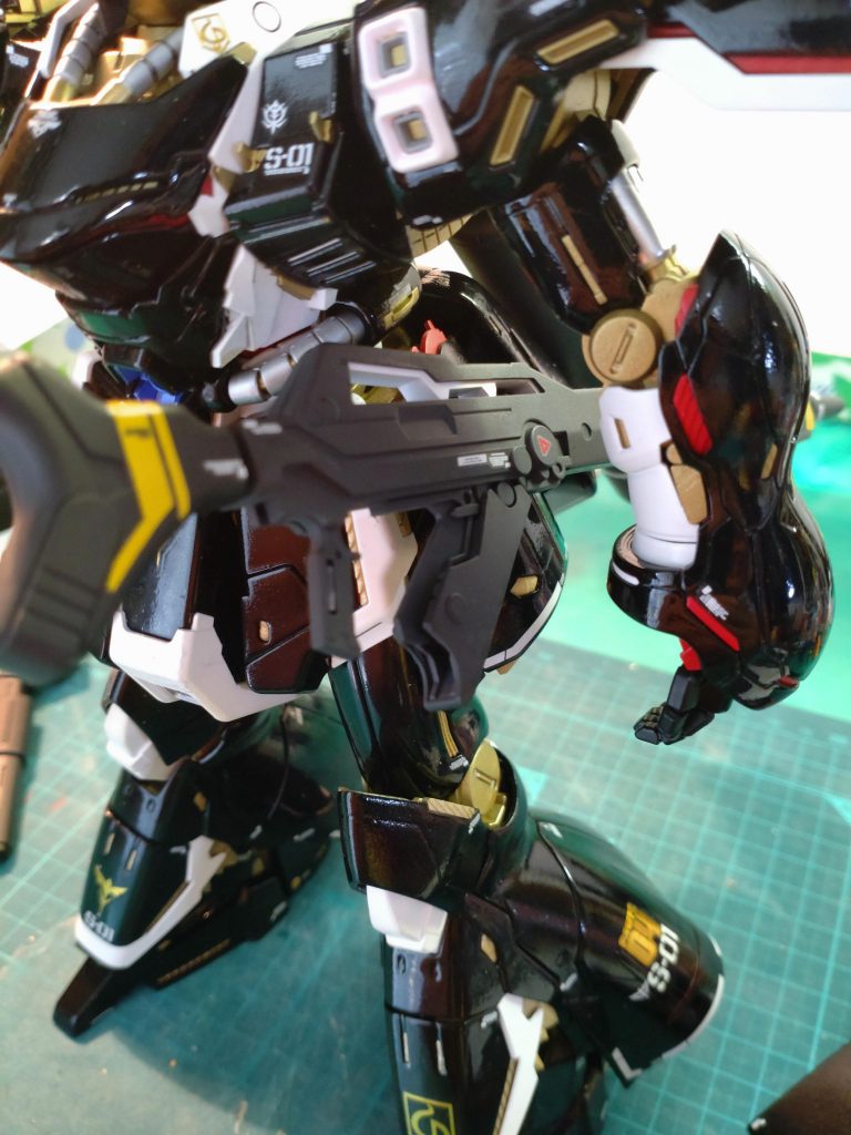 ここもこだわりポイントで、サザビーには全ての武装を持たせたかったので左サイドスカートをちょこっと改造してロングライフルをドッキングできるようにしました!