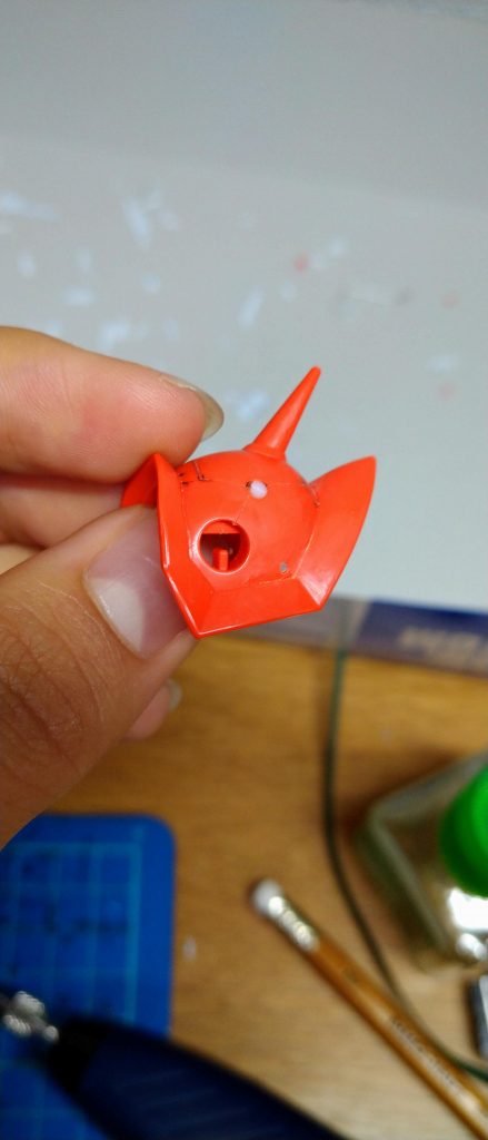 主な改造箇所ヒジの後ハメ加工前腕の装甲を自作脚内側のスラスター　　　　などです。ヒジの後ハメですが、関節パーツの下側を切り取ったのですが、関節の保持力がかなり下がるので、おすすめしません。(自分は関節の軸に木工用ボンドを塗って保持力を上げています)