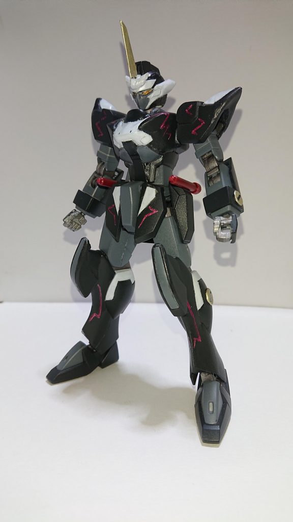 昔イラストで描いたオリジナルキャラクターが原案となっています。特徴としてアピールしたかったのは、身体に刻まれた傷のような紅いラインですね。いかにも中二くさいですねwガンダムシリーズで言うなら、EXAMシステムやHADESのように、発動したら発光するとか妄想しました(^^;