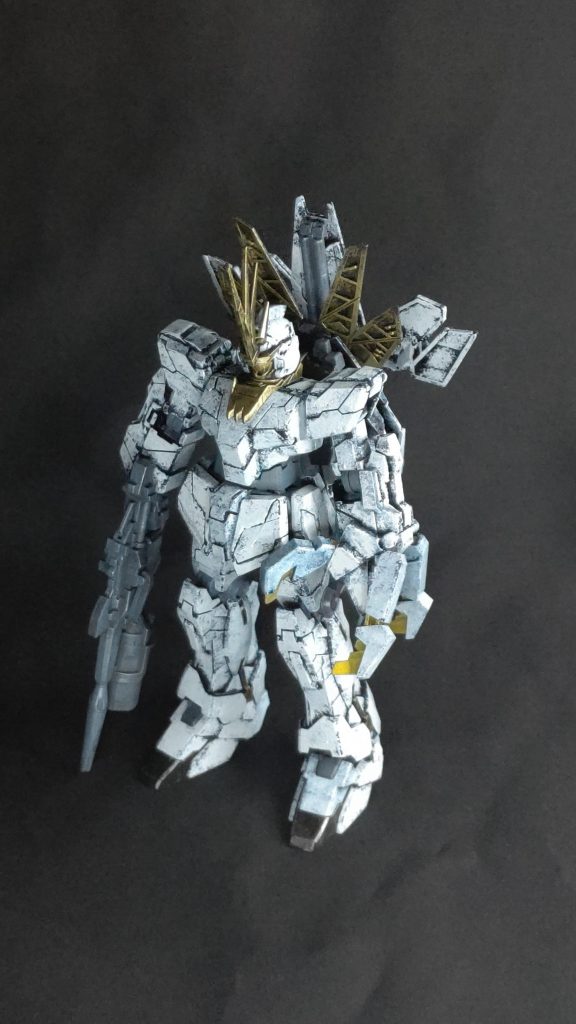 バックパックはたてがみをイメージして一部をあえて逆向きに取り付けてます。