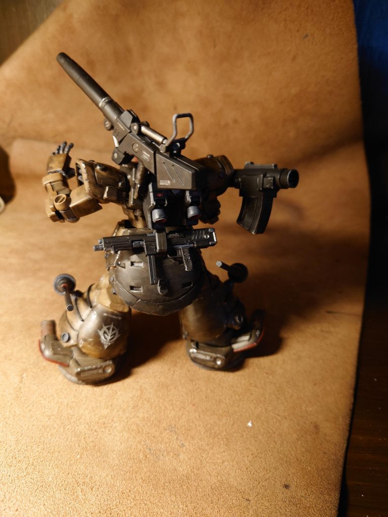 オリジンの初期型ガンタンクのキャノンを拝借。当初、重武装化を計画しミサランやらなんやら沢山背負わせたのですが…計画変更。