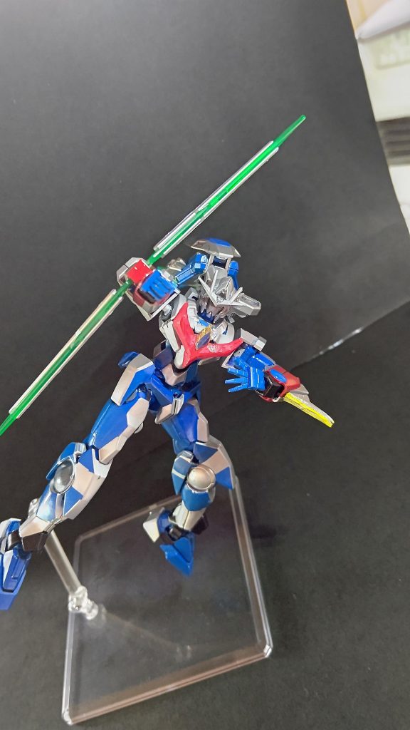 少しアクティブな感じで構えてみました。ジュネッスブルーの必殺技の1つ、アローレイ・シュトロームを出してるのを想像して貰えれば幸いです。