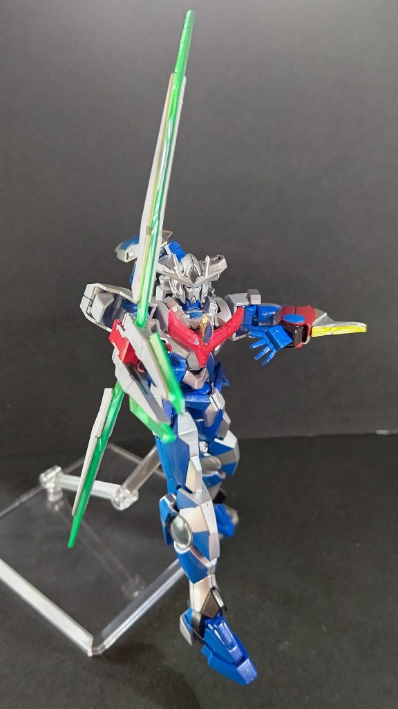 ブレードを増やしてオーバーアローレイ・シュトロームをイメージした状態です。ガンプラの腕に付けるには、少々大きいんですよね。