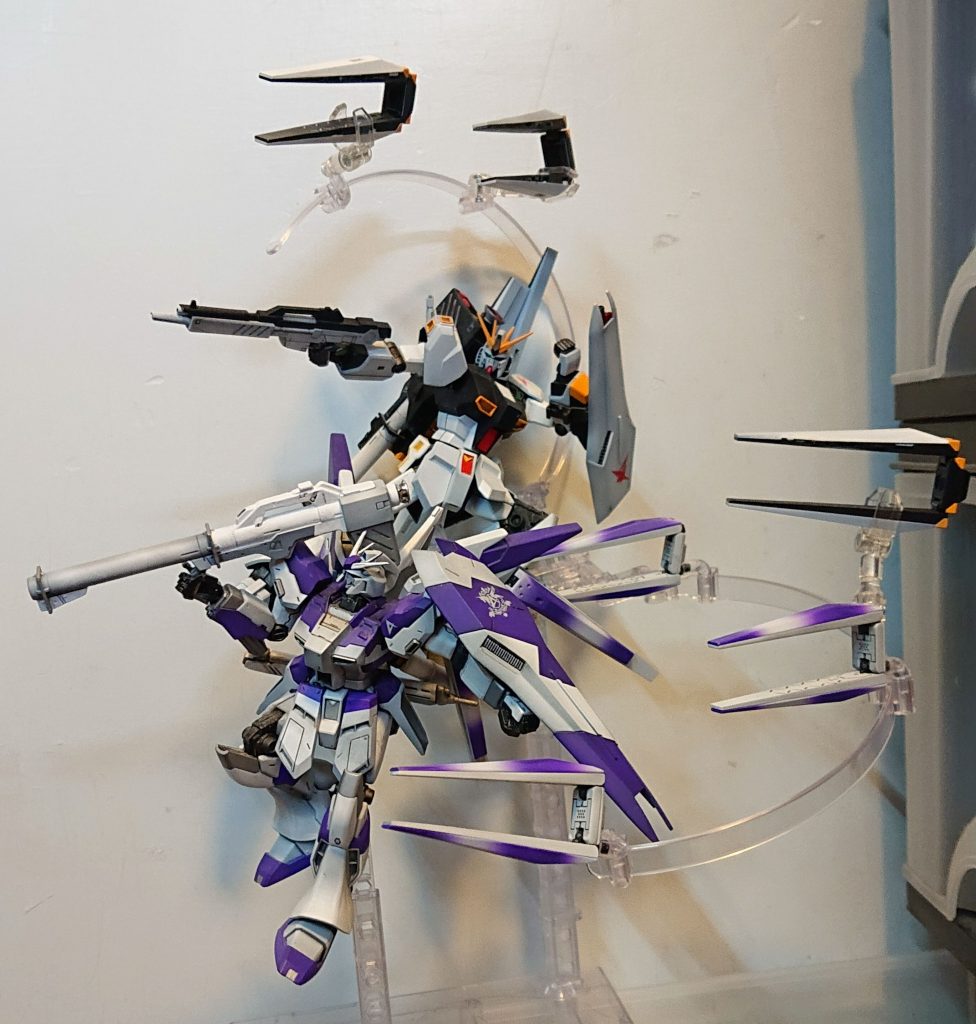 νガンダムと一緒νガンダムのHWS装備状態はポージングが難しいので割愛…