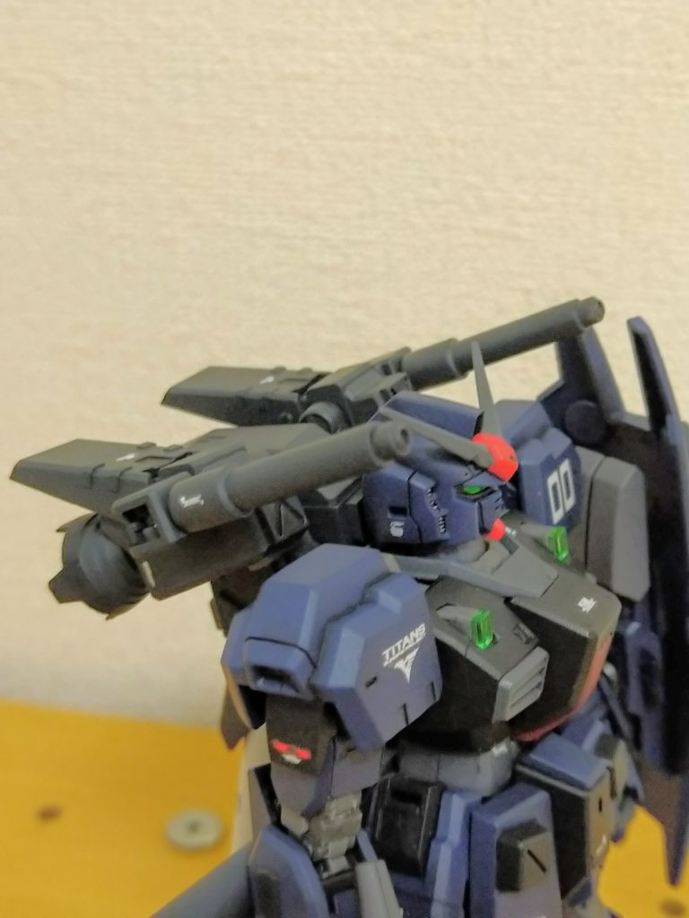 バックパックは可動し、左右に装備したビームガンを前方に向けられます。