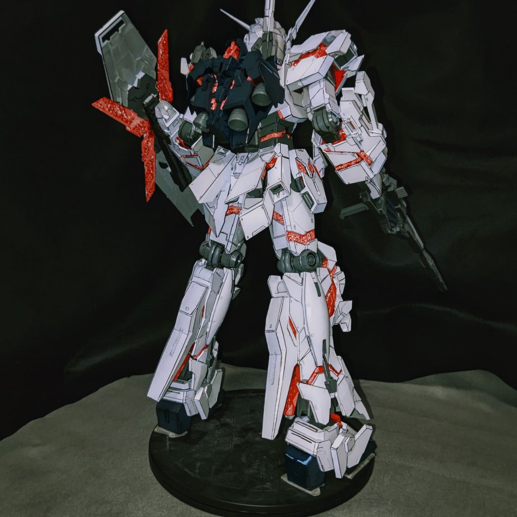 上半身が重いので、画像のように足裏に両面テープをはるなどして固定させたほうが良いです。