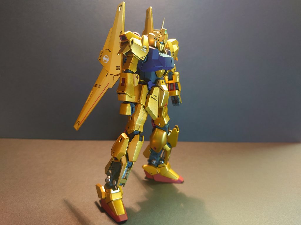 足にあった穴にメタルパーツを埋め込みました