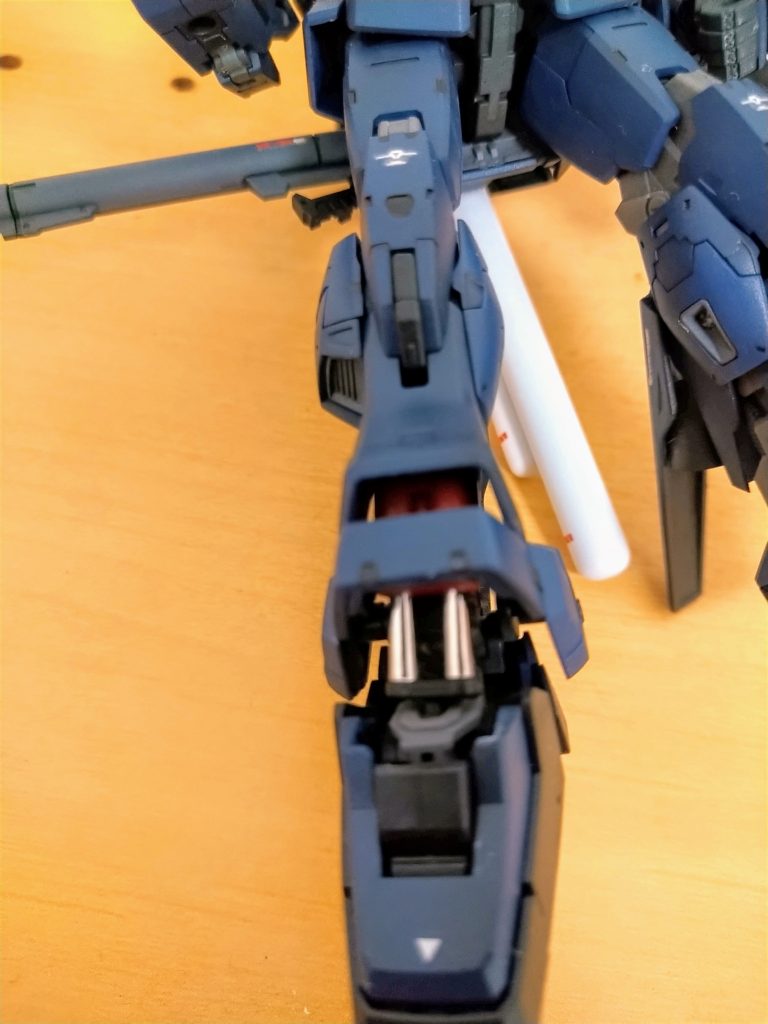 足のシリンダーにハセガワの光沢シートを使用し、メカっぽさを表現しました。 