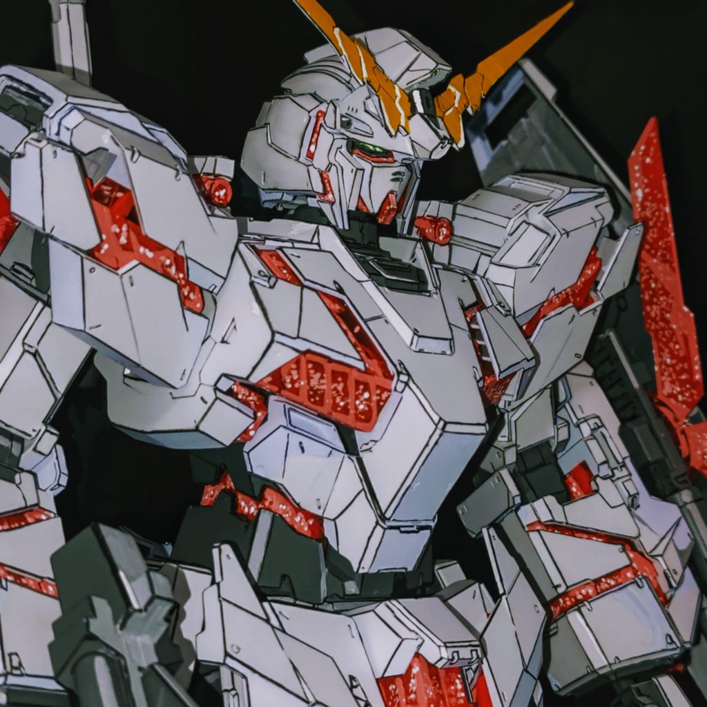 左のアンテナが根本から折れたので、真鍮線で補強しています。同じく左のアンテナは先端も折れたので、タミヤセメントで接着しています。