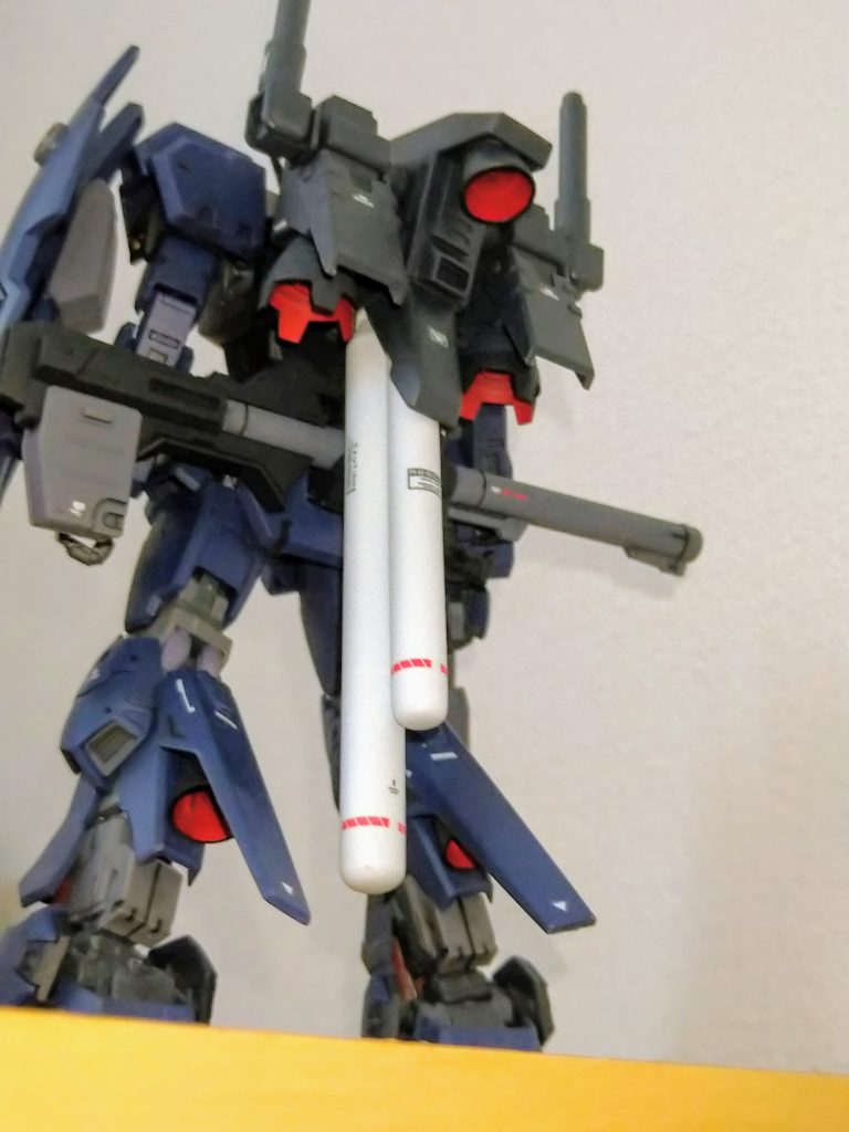 後ろ姿高機動型のMSをイメージし、ふくらはぎにバーニアを追加。バックパック真ん中はプラバンで箱組+ジャンクパーツです。左右の大型バーニアはコトブキヤのパーツです。