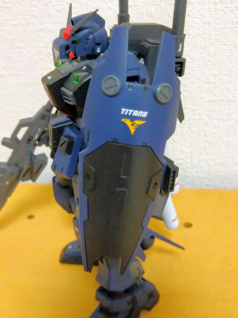 シールドもヘイズルの物にプラバンで装甲を追加しています。