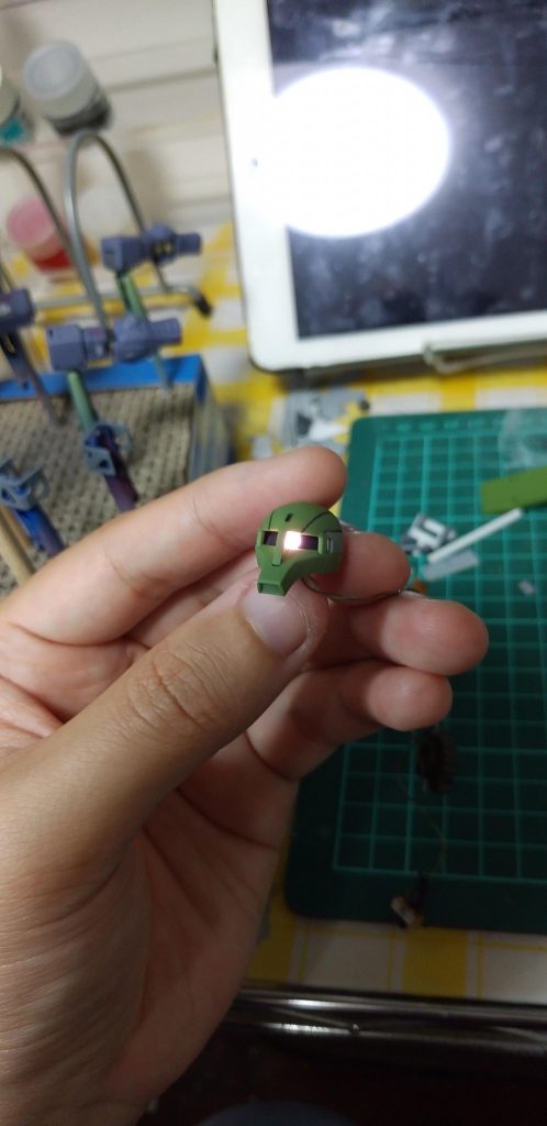 つや消し仕上げ・左肩差し替え・ナックルガード自作です。モノアイ電飾に初挑戦した作品でもあります。 これから少しずつ投稿していこうかと思いますので、よろしければお付き合いください。よろしくおねがいします。