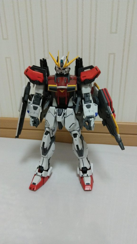 専用機と言ってもストライクベースに、インパルスのボディを乗っけただけのものです。ですが、ストライカーパックとシルエットの双方が装備可能と言う贅沢な使用。……というか、誰もが一度は考えたであろうミキシングw武装はシールドビーム砲と自作攻盾シールドに腰に装備しているビームサーベル。あとは頭部のイーゲルシュテルンとか言うバルカン砲と胸部のバルカン砲。何時もながら思うのですが、イーゲルシュテルンじゃなくて、普通にバルカン砲じゃいけないんですか?w