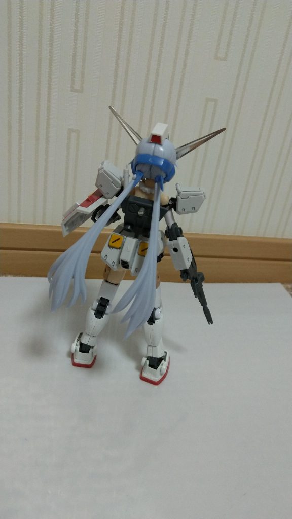 後ろはこんな感じ。ツインテールが意外と重くてややリアヘビーです。さらに。このツインテールのせいでシールドを背中に背負えないという不具合も発生wwそして、安産形なのかお尻（？）が大きいw以下、色々とポーズを取らせてみました。