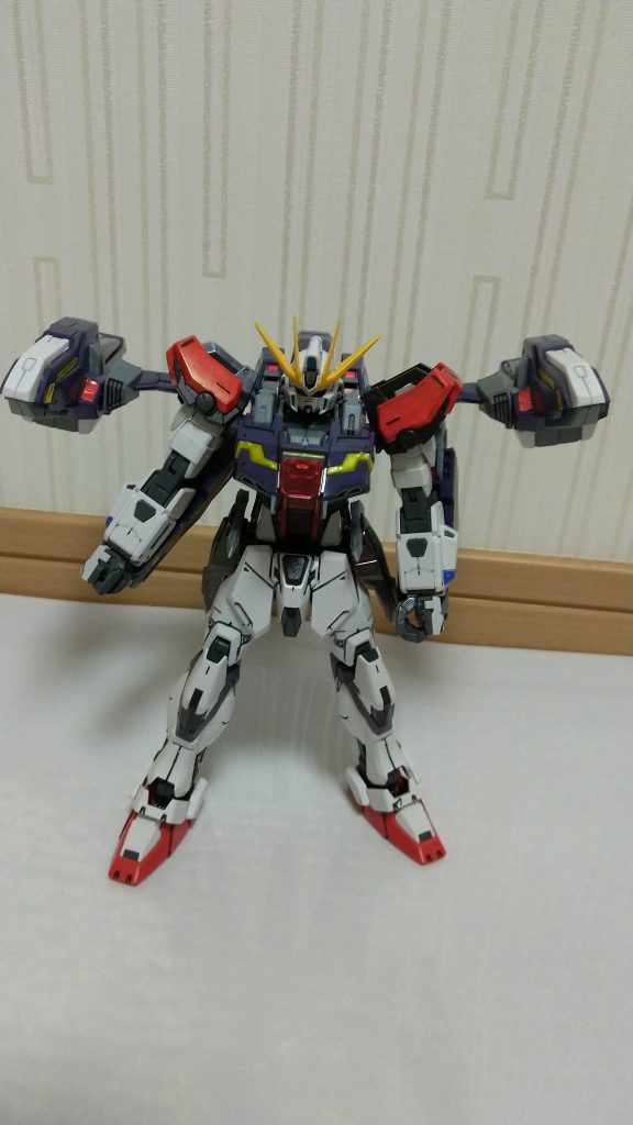 ついでにプレバンで買ったライトニングストライカーも付けてみました。バックパックと腕は特に問題はなし。胸部の追加装甲もバッチリ付けられる!