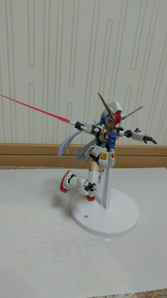 ビームサーベルを抜き斬りかかるガンダムちゃん。ちなみに、ビームサーベルもジム改のを使ってあるのですが、ポロリが酷いため、接着しました。