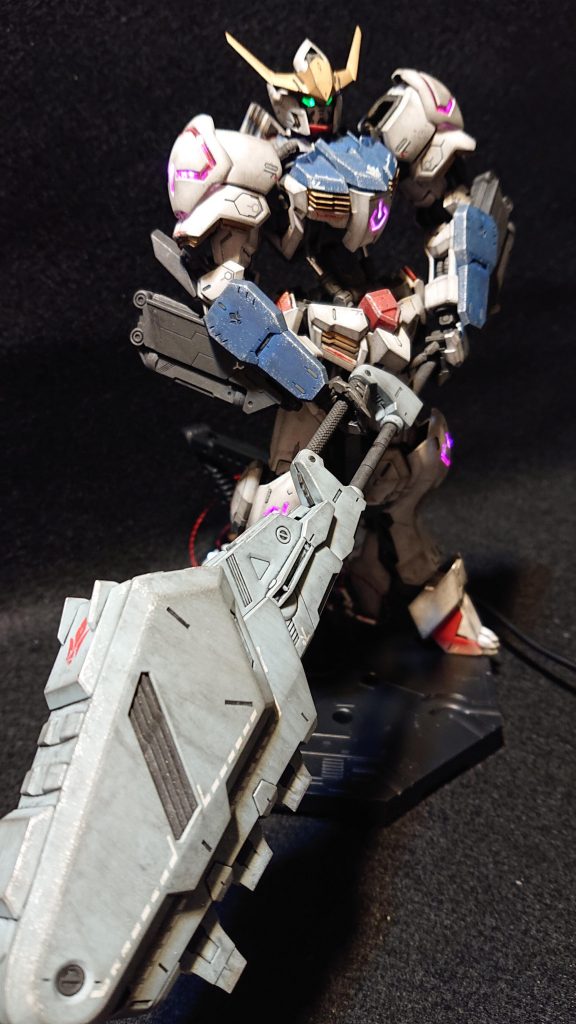 第5形態の売りでもある特殊大型メイスですが、非常に重く、両手持ちでも武器持ち手が外れてしまうため、MGバルバトスのジャンクパーツから手のひらと武器持ち手を接着した特殊大型メイス専用ハンドを別に作製しました。