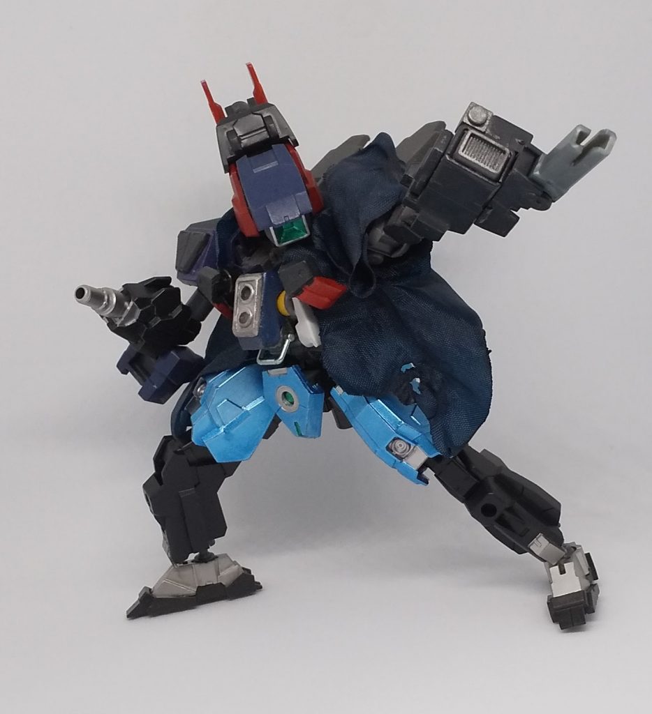 両腕の武装はそれぞれ専用のギミックを搭載、左腕「レーザーカノン」は銃身の展開が可能。