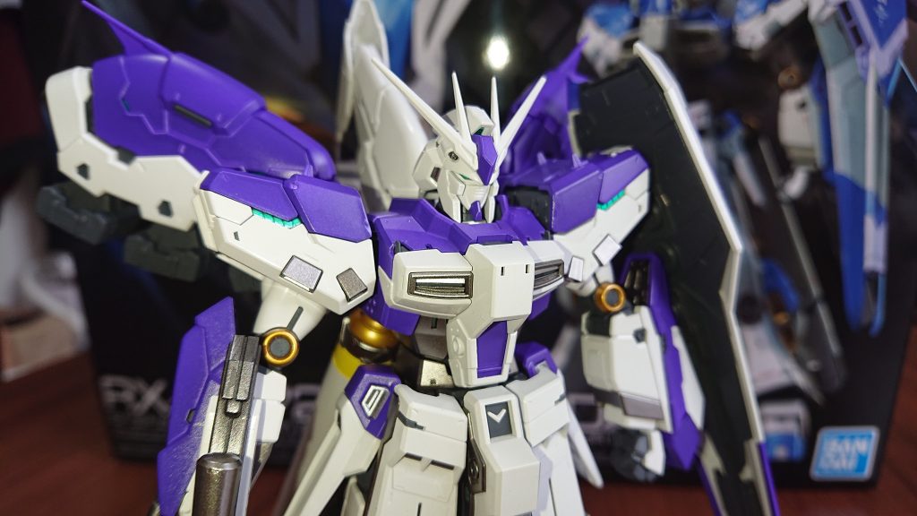 カメラアイはガンダムマーカーのメタリックグリーンに。あとはファンネルと墨入れとデカールですね…トップコートは何時になるやら…