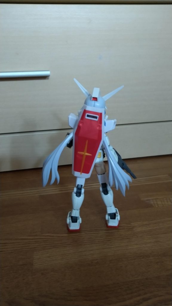 バージョンアップしたことで盾も背中に背負えるように進化。シールドとバックパックはEGガンダム(メタリックカラー)の物を使用しています。