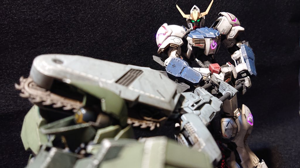 特殊大型メイスのチェーンソー部分は成形色ではライトグレーだったので、シルバーで塗装しました。また、劇中では破損したモビルスーツからオイルのような茶色い液体が吹き出す描写があったので、ウェザリングカラーのグランドブラウンで汚しています。