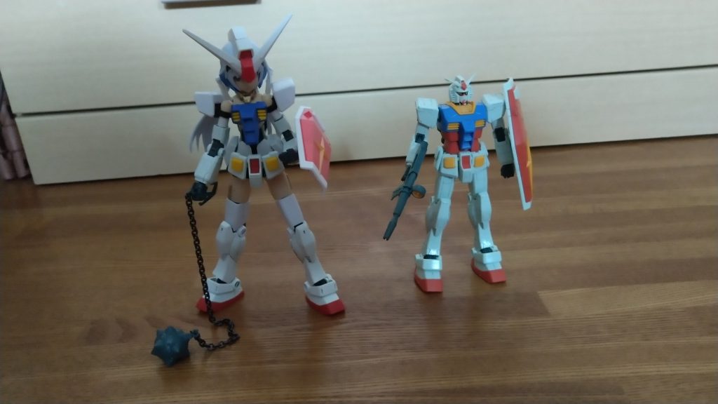 最後に弟という設定のガンプラスターターセット2のガンダムとのツーショット。弟「姉ちゃん、それ俺のガンダムハンマー……。」ガンダムちゃん「あんたにはまだ早いからあたしが(無期限に)預かってといてあげる。」ガンダムが進化していく限りガンダムちゃんもまたこれからも更なる進化を遂げていく……かもしれない。今回はこれで終わろうと思います。最後まで見ていただきありがとうございました!