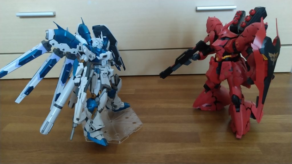 折角なので、RGサザビーと並べてみました。ナイチンゲールは持ってませんwナイチンゲールは余り好きじゃ無いんですよ……(´・ω・`)