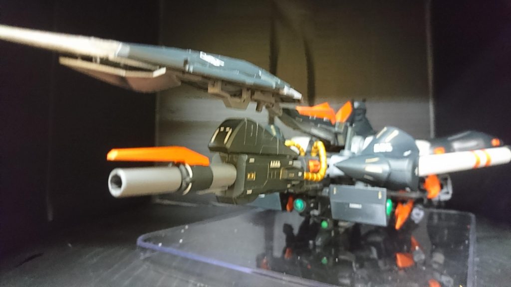 これは、高機動形態になります。メガバズーカランチャーをぶっ放しながら、ティターンズ艦隊に突っ込んで行きます。