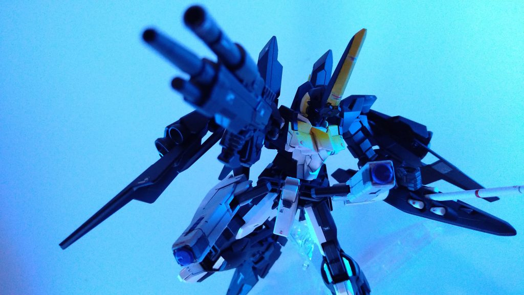 ライフルは水中仕様の収束型イメージ、上部に魚雷発射管を装着