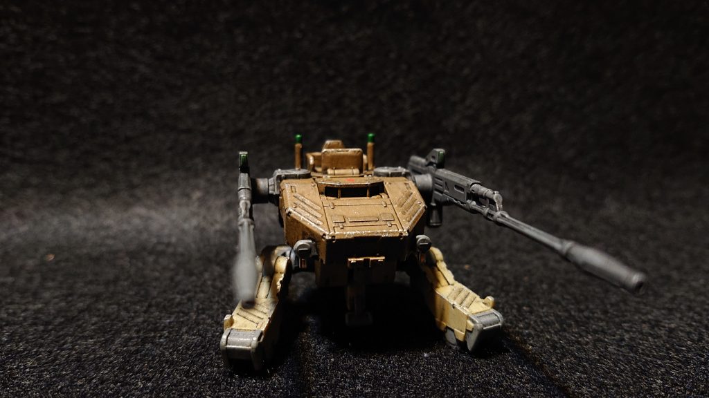 ウィンカーのような部分は保管していた他のガンプラのホイルシール台紙からメタリックオレンジの部分をカットして貼りました。