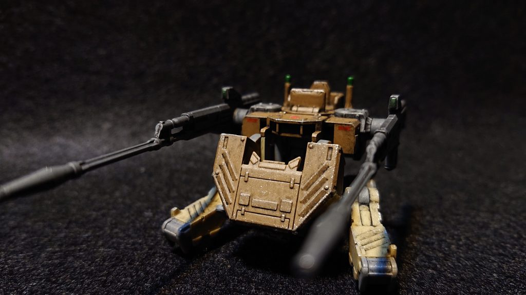 成形色ではライトブラウン一色だったので、上部をクレオスの陸軍カーキ、武器・脚部関節等をグレー、窓・車輪をブラック、アンテナ先端・武器センサーをグリーンで塗装しています。