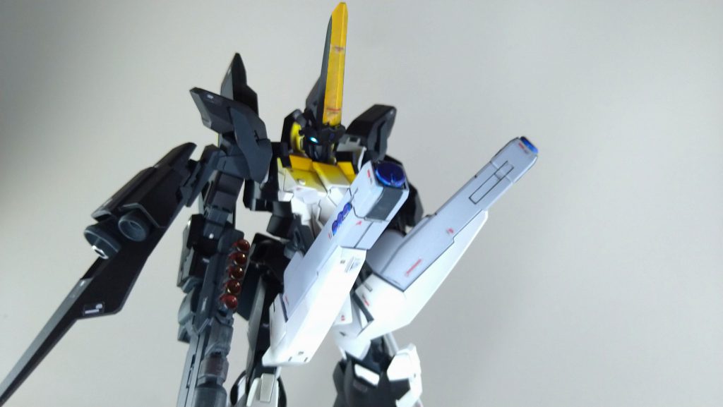 腰から飛び出ているのは水中推進ユニットと魚雷発射管の複合兵装です