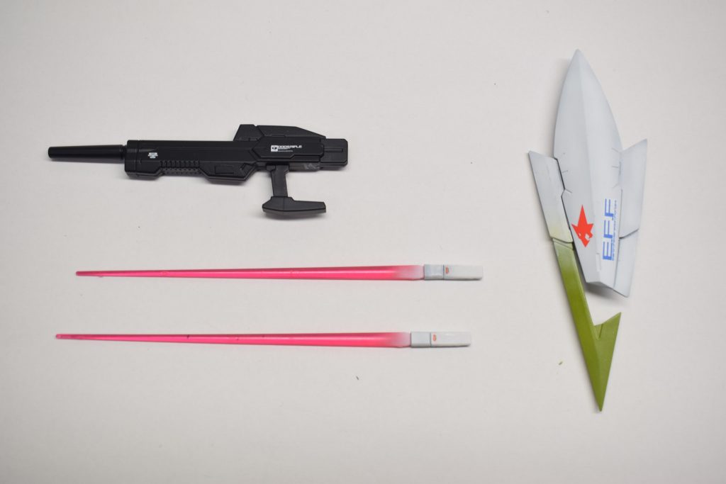 武装類。ビームサーベルの根本部分は薄くホワイトを吹いてます。シグルブレイドの緑は手持ちがなかったので、自作した色で塗装しました。
