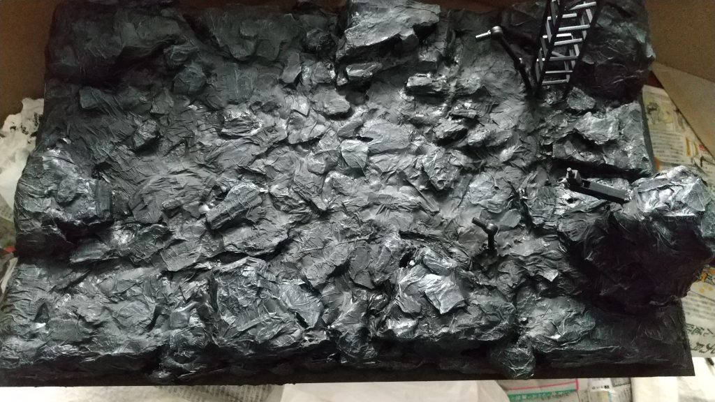 ジオラマベースのみ。発泡スチロールと紙粘土、バークチップ等で作りました。色は黒サフのスプレーとミスターカラーのブラック筆塗り、エナメルのニュートラルグレーのドライブラシです。