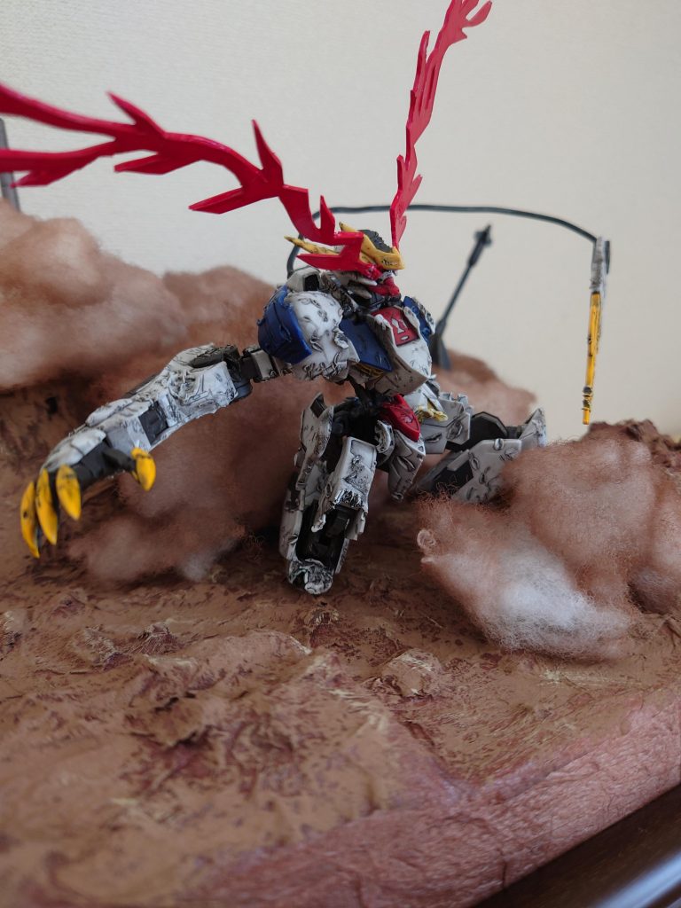 目のエフェクトパーツは0,4mmのプラバンから切り出しました。それを2枚接着して強度を出しています。