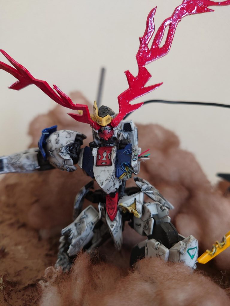 目のエフェクトパーツの固定は、0,１mmの真鍮で行いました。